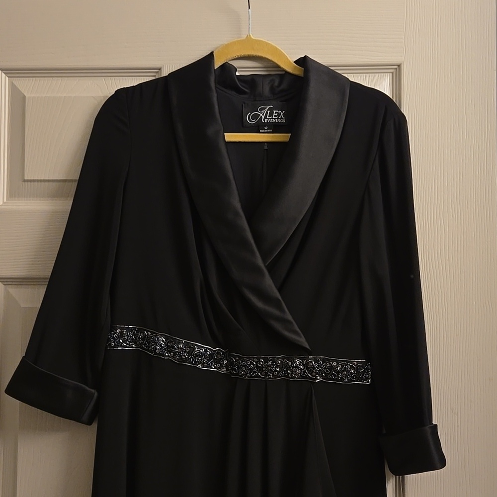 Alex Evenings Elegant Black Long Dress with Embellished Waist And Tuxedo Collar - Picture 4 of 6